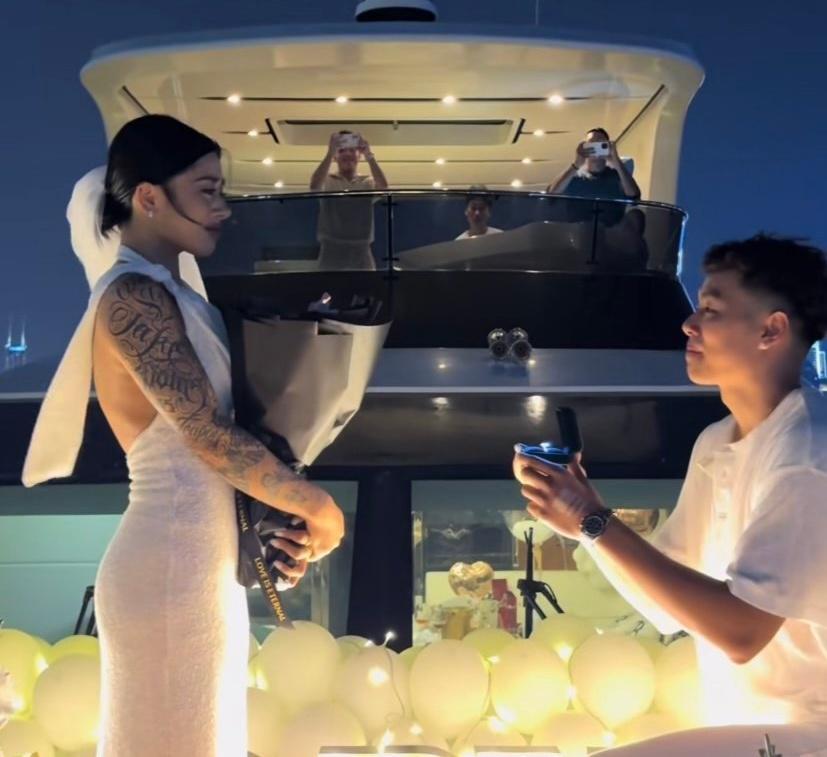 恭喜！中国男篮25岁新星游艇浪漫求婚成功：女友双臂文身又美又飒